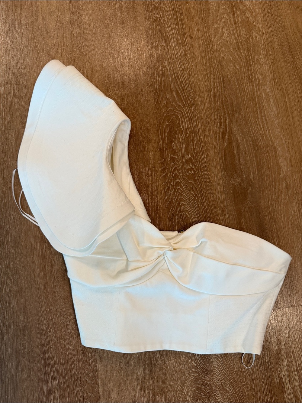 AMUR Miray One Shoulder Ruffle Top
Color white
Size S
